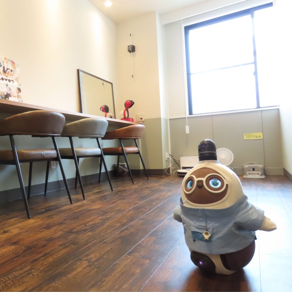 LOVOT、moflin、Qooboがそろった、くつろぎの城庵にしかない癒し空間